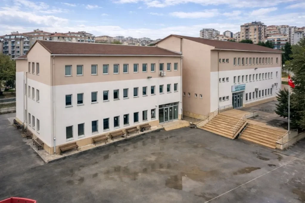 Kartal Mesleki Eğitim Merkezi, Kartal'da mesleki eğitim imkanı sağlamaktadır.