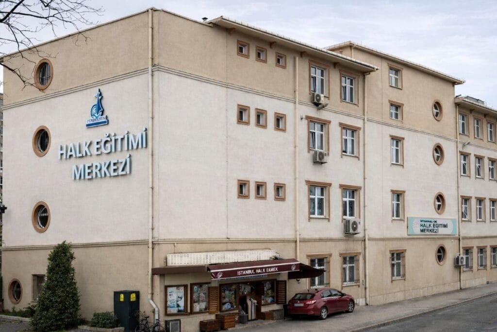 Pendik Halk Eğitim Merkezi binası dışarıdan görünüm halidir.